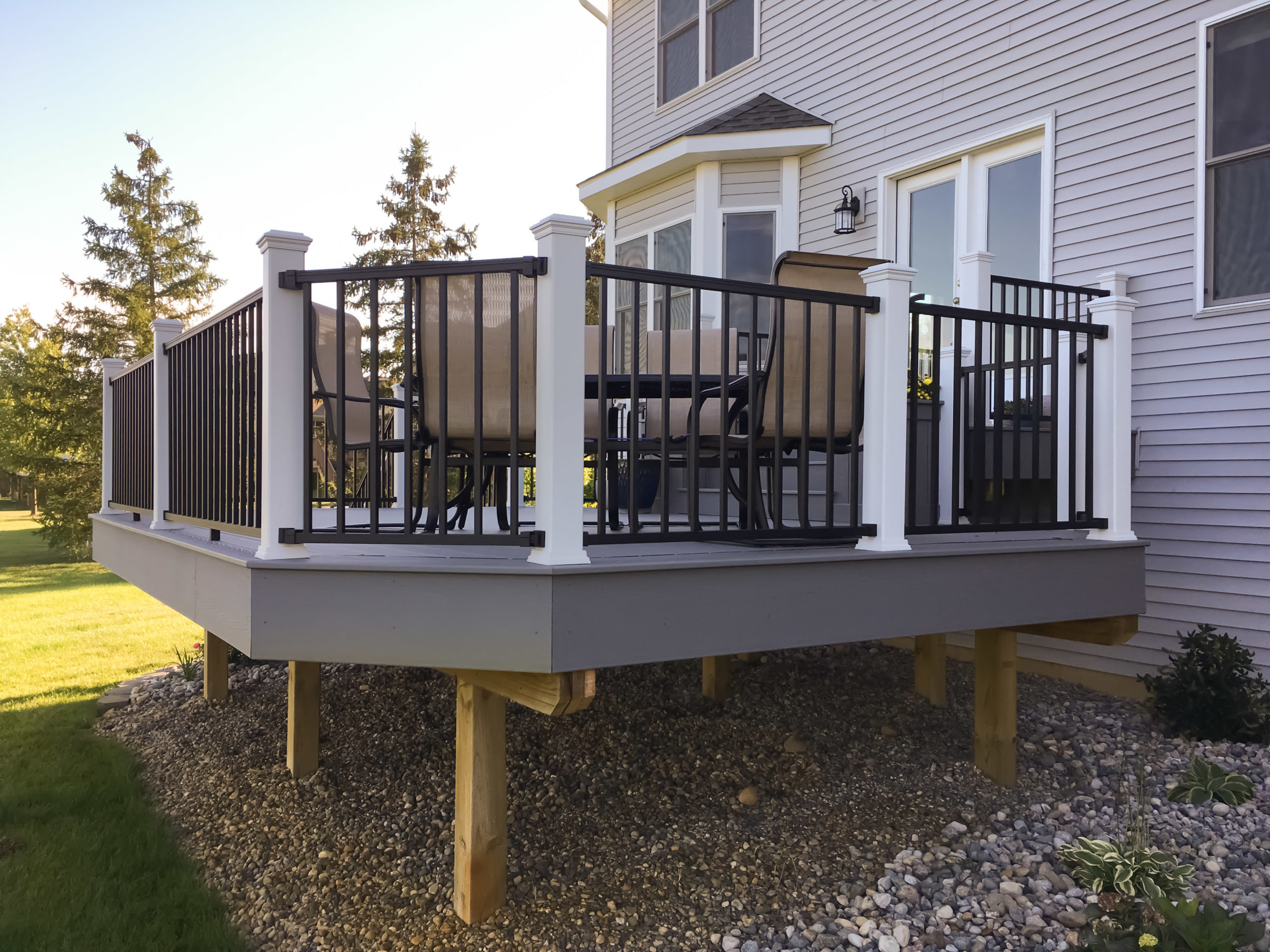 Trex Signature rail with Trex white posts